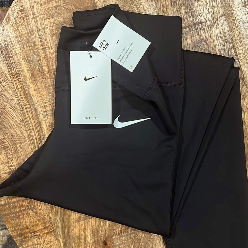 Women’s medium NWT Nike black full length tights